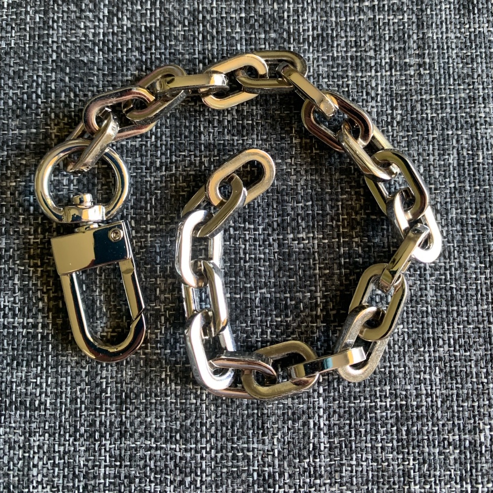 Mautto silver tone chain pendant